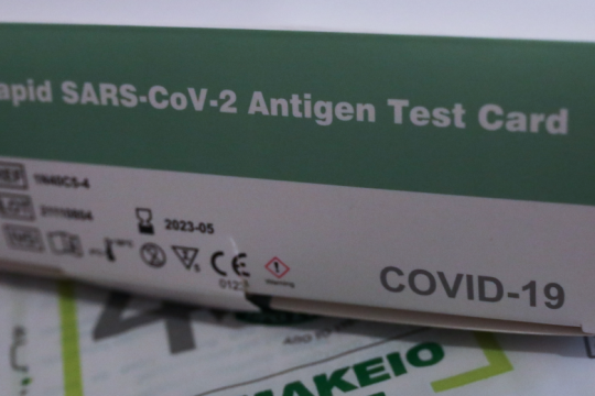 Από σήμερα τα self test για το «επισφαλές» άνοιγμα των σχολείων τη Δευτέρα