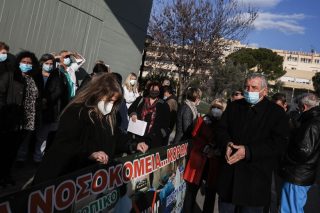 Φουντώνει το 5ο κύμα του ιού