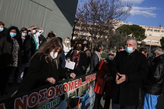 Φουντώνει το 5ο κύμα του ιού