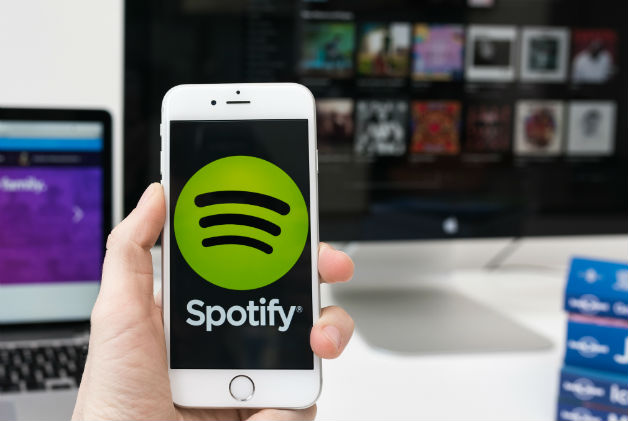 Κατακραυγή κατά του Spotify για φιλοξενία ανορθολογικού περιεχομένου σχετικά με την Covid