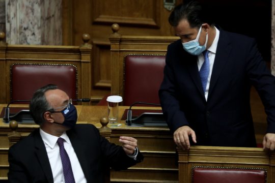 Κυβερνητικό αλαλούμ για μειώσεις ΦΠΑ και ακρίβεια