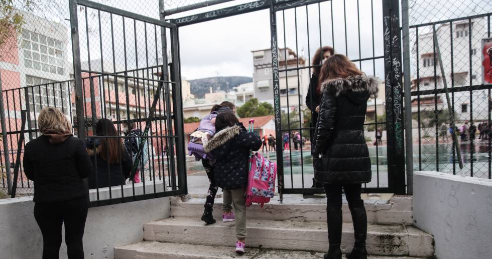 Επικίνδυνο πείραμα με την επαναλειτουργία των σχολείων εν μέσω διαμαρτυριών