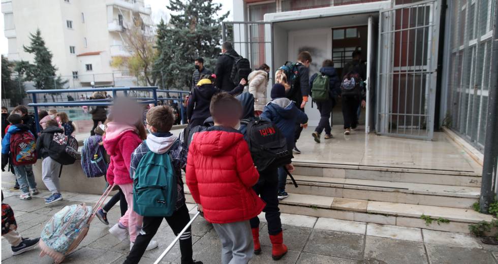 Τώρα «τρέχουν» να καλύψουν τα κενά στα σχολεία