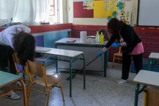 «Ξέχασαν;» να βάλουν τις σχολικές καθαρίστριες στην πλατφόρμα για δωρεάν self test