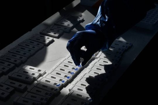Covid-19: Συνεχίζεται το μπάχαλο με ευθύνη της κυβέρνησης 