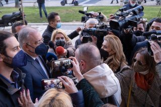Οι φασίστες ξαναχτυπούν κι ο υπουργός… θαυμάζει