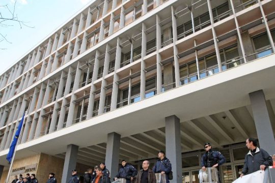 Θεσσαλονίκη: Ελεύθερη υπό όρους η 26χρονη για τη μολότοφ