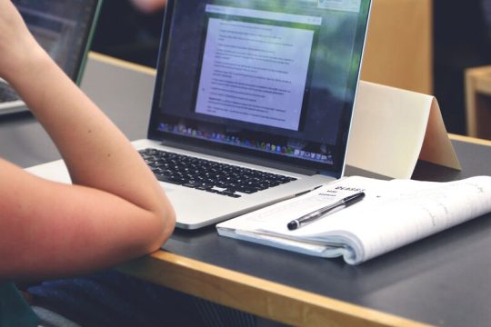 Κυνηγητό εκπαιδευτικών για την τηλεκπαίδευση