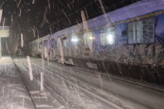 Τα τρένα της οργής με εκατοντάδες εγκλωβισμένους