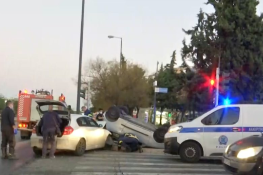 Σοβαρό τροχαίο με ανατροπή στη Βουλιαγμένης