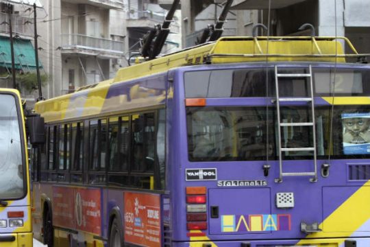 Τρόλεϊ προσέκρουσε σε πολυκατοικία στα Πετράλωνα
