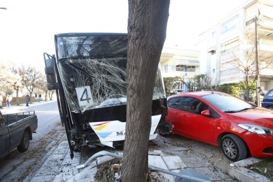 Ένας τραυματίας και υλικές ζημιές σε τροχαίο με λεωφορείο του ΟΑΣΘ