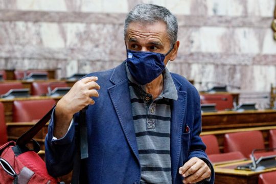 Με κορονοϊό ο Τσακαλώτος, τρολάρει Σταϊκούρα-Μητσοτάκη