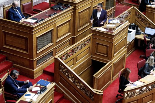 Πρόταση μομφής: Σε θέσεις μάχης για ένα εκρηκτικό τριήμερο
