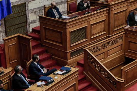 «Πρωθυπουργός σε γυάλα αυλοκολάκων»