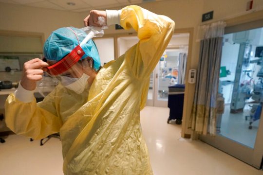 Έσπασαν όλα τα ρεκόρ τα ημερήσια κρούσματα στις ΗΠΑ
