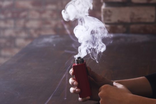 Έρευνα δείχνει ότι μάλλον το ηλεκτρονικό τσιγάρο δεν είναι και τόσο «αθώο»