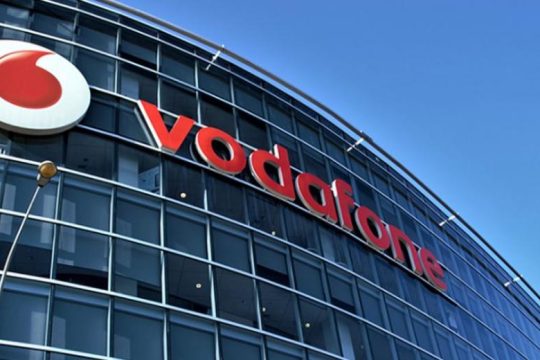 Τι απαντά η Vodafone στις αντιδράσεις για διαφήμιση με σκονάκι μαθητή