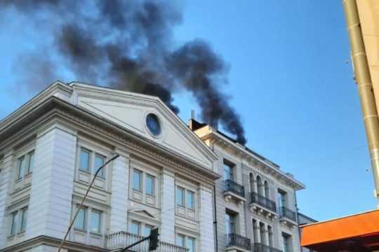 Μεγάλη φωτιά σε κτίριο στο κέντρο του Βόλου