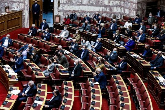 Πυρά της αντιπολίτευσης για ακρίβεια και πληθωρισμό
