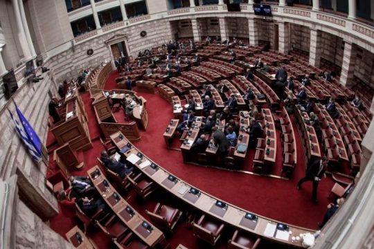 Πρόταση μομφής: Σφυροκόπημα στην κυβέρνηση