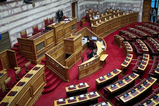 Αντιπολιτευτικά πυρά για το μπάχαλο με τα μέτρα και το κυβερνητικό αλαλούμ