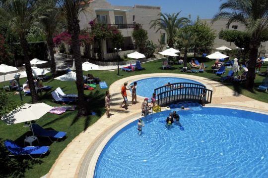 Ο παγκόσμιος τουρισμός κατέγραψε ελάχιστη ανάκαμψη το 2021, απειλή η «Ο»