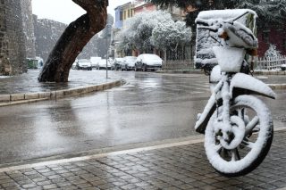 Παύση εργασιών για τους διανομείς σε συνθήκες χιονόπτωσης και παγετού
