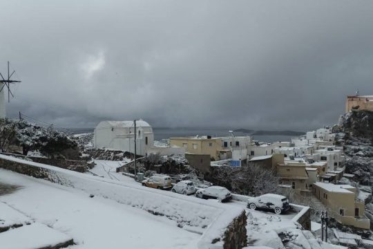 Το χιόνι έφτασε μέχρι τη θάλασσα στα νησιά – Πώς θα εξελιχθεί η κακοκαιρία