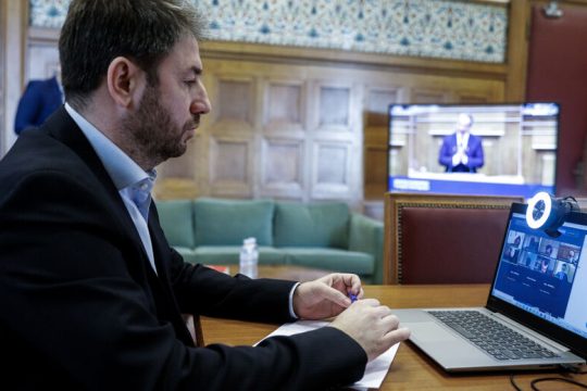 Δίχτυ προστασίας για νοικοκυριά ζητά ο Ανδρουλάκης