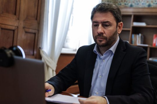Εμφαση στους θεσμούς