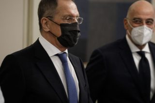 Συνάντηση Δένδια – Λαβρόφ στη σκιά της Ουκρανίας