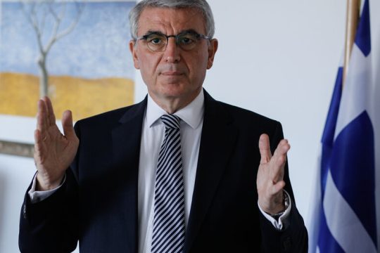 Πυρ ομαδόν κατά Τσακλόγλου για τους δικηγόρους – «διανομείς»
