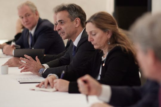 Δικαστές και εισαγγελείς κατά Μητσοτάκη και Κάμαλα Χάρις