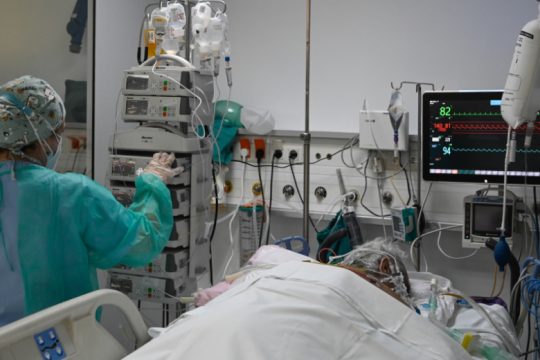Θερίζει η πανδημία, πιέζει για άρση μέτρων η κυβέρνηση