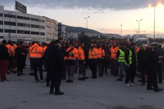 Μαζικά οι απεργοί της Cosco απέναντι σε ισχυρές δυνάμεις ΜΑΤ και Λιμενικού