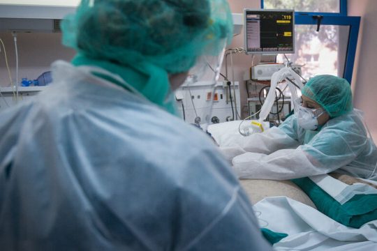Υποχωρούν οι σκληροί δείκτες – 51 νέοι θάνατοι, 11.883 κρούσματα