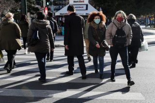 Πάνω από 25.000 οι θάνατοι, χαλαρώνει μέτρα η κυβέρνηση