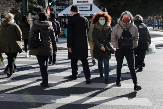 Πάνω από 25.000 οι θάνατοι, χαλαρώνει μέτρα η κυβέρνηση