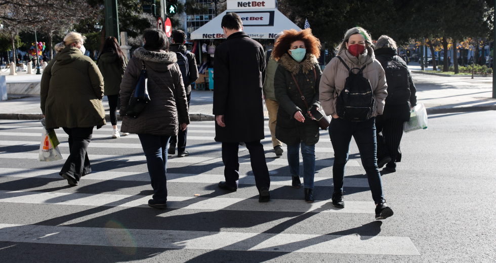 Πάνω από 25.000 οι θάνατοι, χαλαρώνει μέτρα η κυβέρνηση