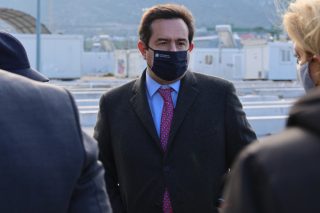 Μηταράκης εναντίον όλων για τις δομές-φυλακές
