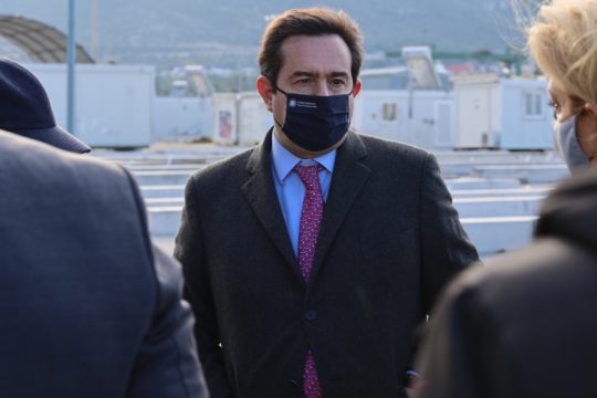 Μηταράκης εναντίον όλων για τις δομές-φυλακές