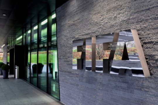 Κυρώσεις κι από τη FIFA: απαγορεύει τη ρωσική σημαία και τον ύμνο