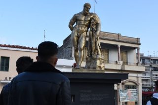 Ενας πελώριος «Ηρακλής» παριστάνει τον καμπόσο