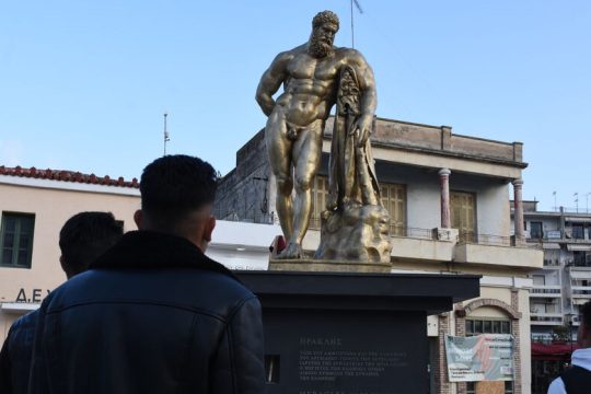Ενας πελώριος «Ηρακλής» παριστάνει τον καμπόσο