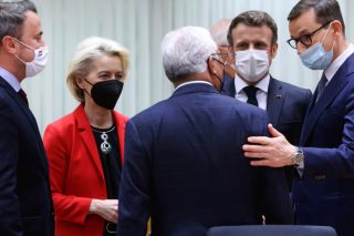 Με το δάχτυλο στις… κυρώσεις η Ε.Ε.