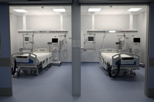 Ξεπέρασαν τους 24.000 οι νεκροί, μικρή πτώση στις διασωληνώσεις