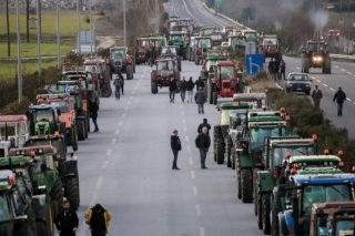 «Μπαλώματα» της τελευταίας στιγμής, με τους αγρότες στα μπλόκα