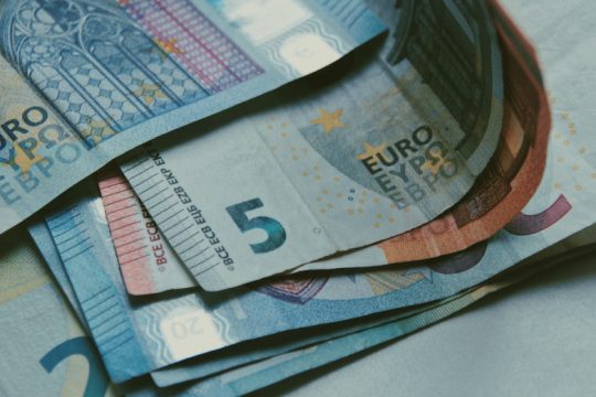«Γέφυρα» προσωρινής στήριξης των ευάλωτων οφειλετών