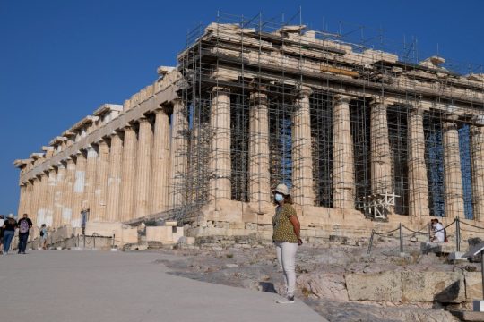 Με επίθεση στον ΣΥΡΙΖΑ απαντά η Μενδώνη στο διεθνή διασυρμό για το τσιμέντωμα της Ακρόπολης